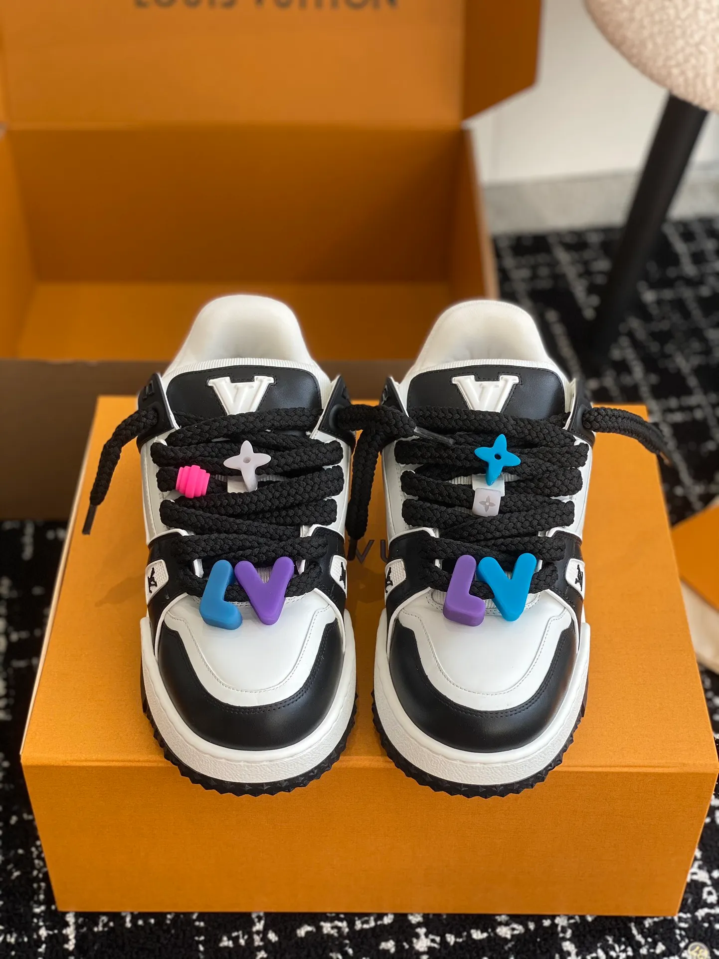 👟👟Ex-factory price 840👟👟 The latest upgraded version of lvtrainer Little Fatty 2023 is the same as the original version. Exclusive mold opening. Market ceiling level. Welcome to compare. At the Louis Vitton 2023 show, the new Trainer was unveiled. The new shoe style did not change much in the upper design, but the shoe shape became wider. Thicker and larger tongues replace the original visual effect. Since the launch of Lanvin bread shoes, this fat shoe style has become more and more popular!  Select imported calfskin/denim splicing/Yangjing material, exclusive molded outsole fasteners, decorative accessories can be removed at will!  Size: #35-45 (⚠️40 for women, 45 for men, customization is non-refundable)